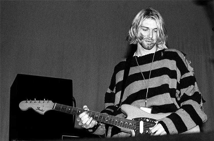Kurt Cobain toca la guitarra eléctrica