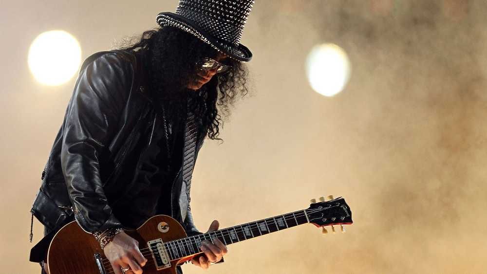 Slash solando com sua clássica Gibson Les Paul em show do Guns N' Roses