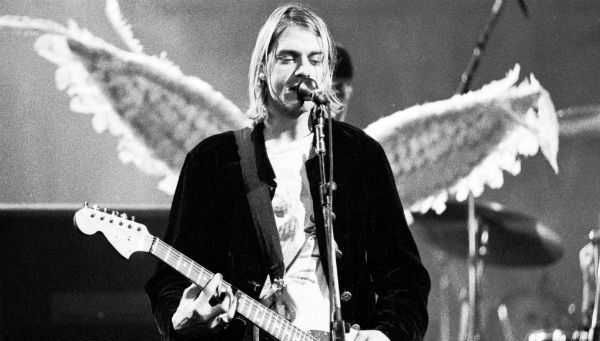Kurt Cobain toca la guitarra eléctrica y canta en un concierto de Nirvana