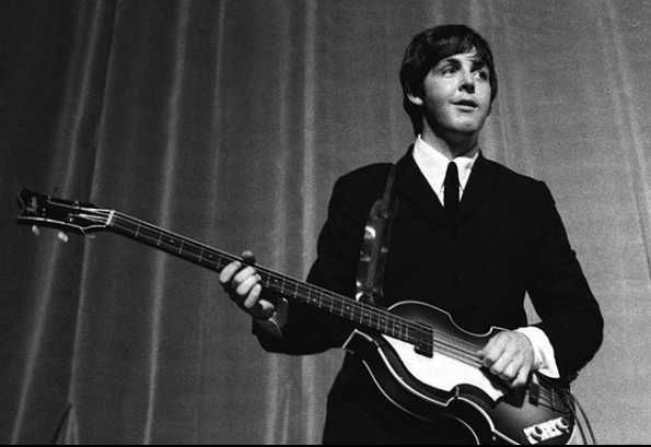 Paul McCartney tocando baixo em show dos Beatles