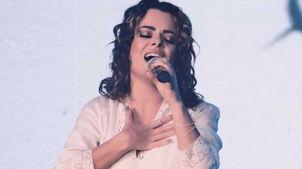 Ana Paula Valdão cantando em show
