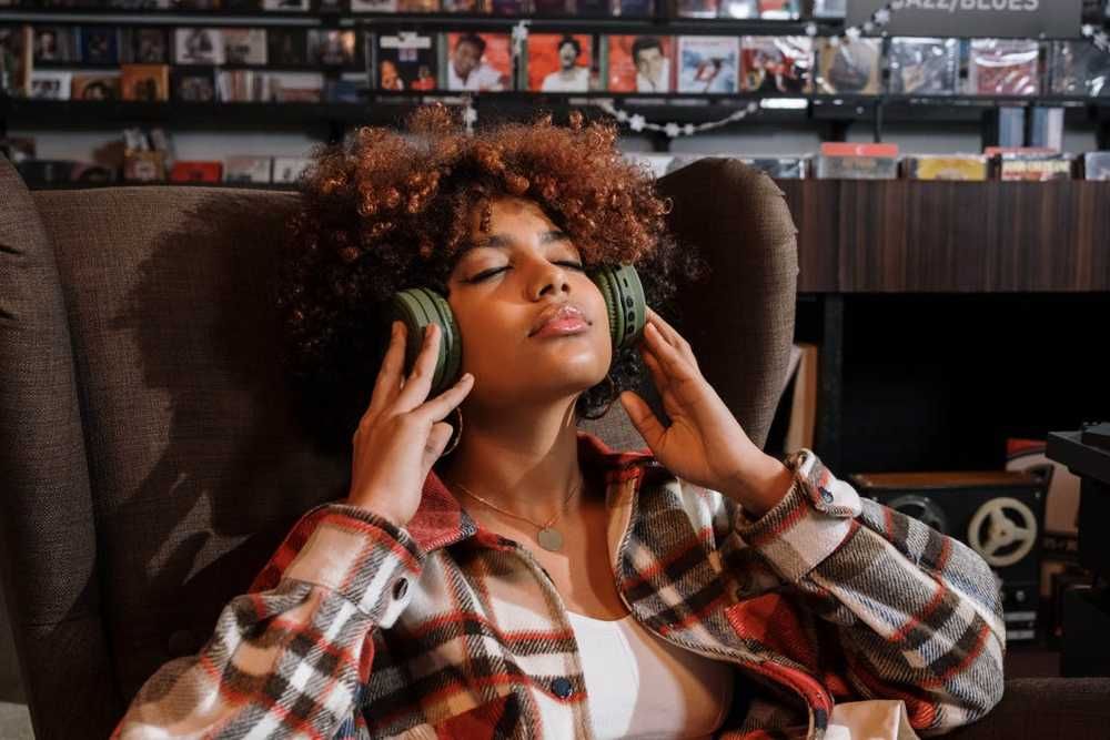 Mujer escuchando música en su audífono mientras relaja