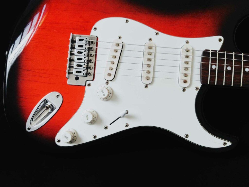Guitarra Sratocaster com acabamento em verniz brilhante