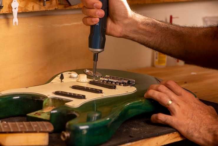 Luthier consertando uma guitarra