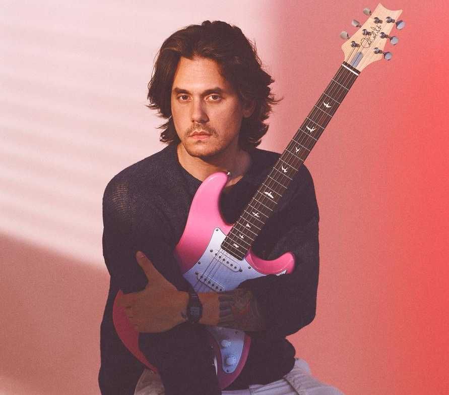 John Mayer segurando uma de suas guitarras