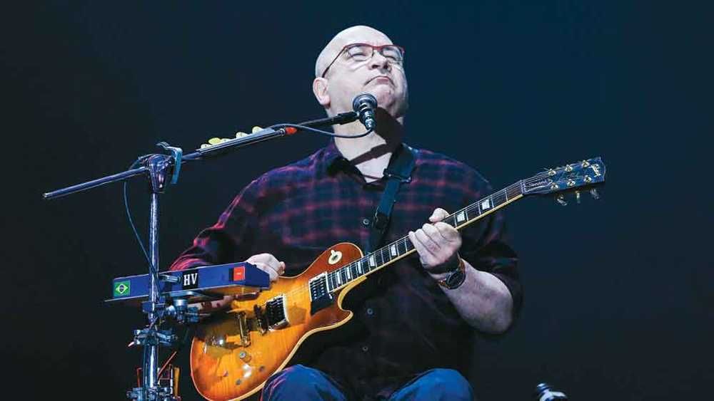 Herbert Vianna tocando guitarra em show dos Paralamas do Sucesso