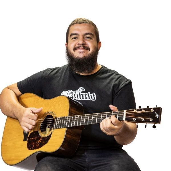 Gustavo Fofão tocando violão