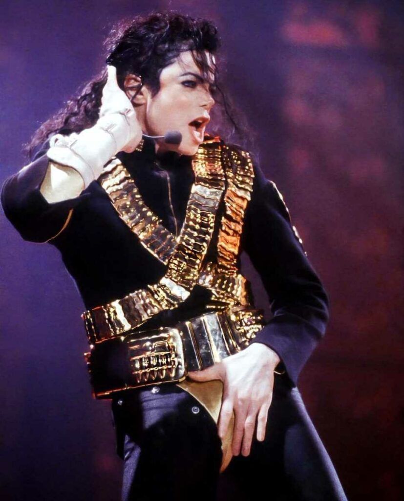 Michael Jackson dançando fazendo um dos seus passos clássicos em show
