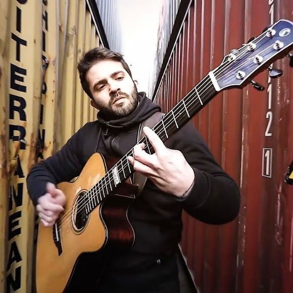 O violonista Luca Stricagnoli tocando violão