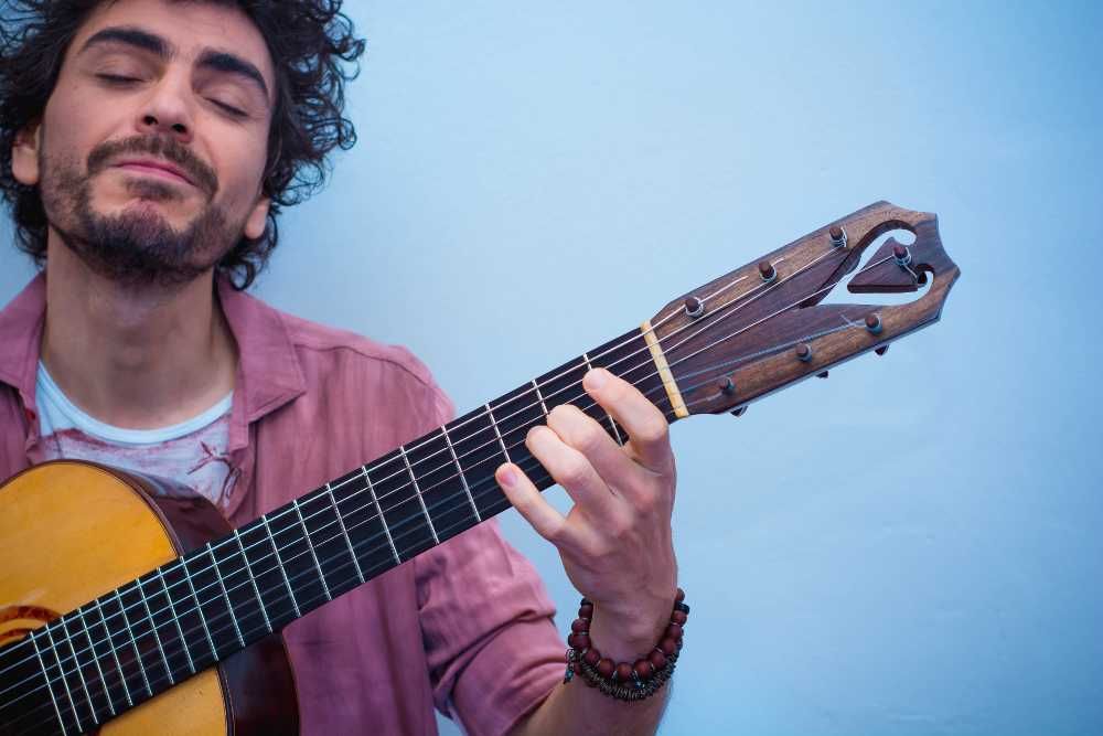 Sergio Abalos toca la guitarra