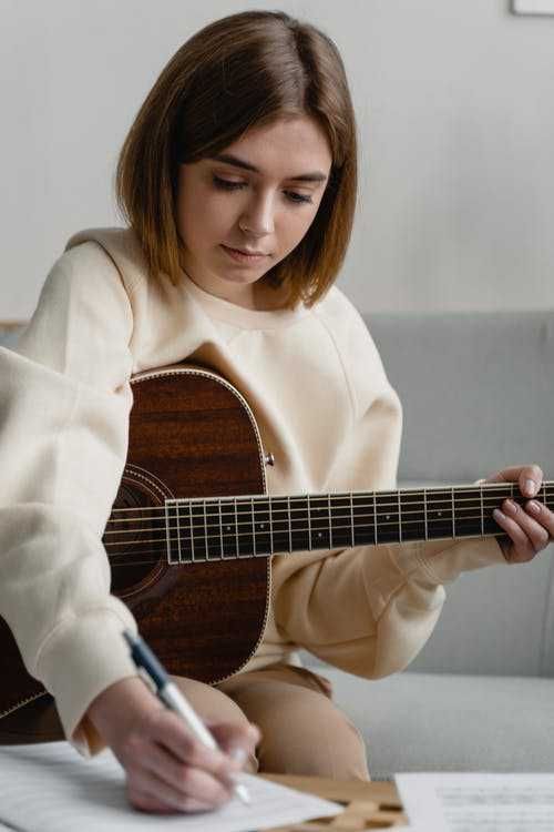 Alumna de música estudia la guitarra y cómo hacer arpegios