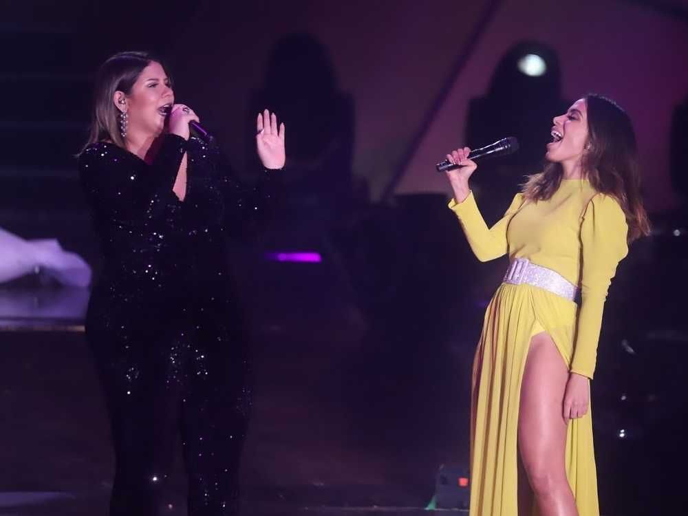 Marília Mendonça e Anitta cantando juntas em show