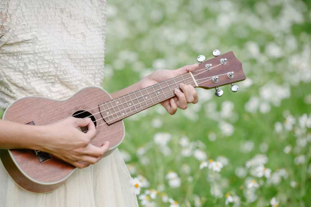 Mulher tocando ukulele