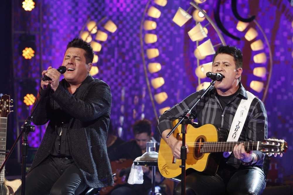 Bruno e Marrone cantando em apresentação ao vivo