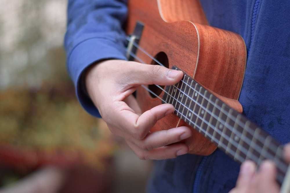 Mão de músico tocando ukulele