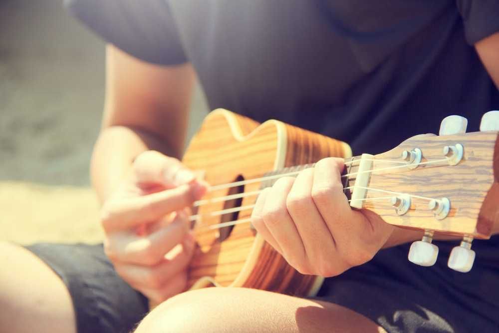 Iniciante no ukulele tocando o instrumento