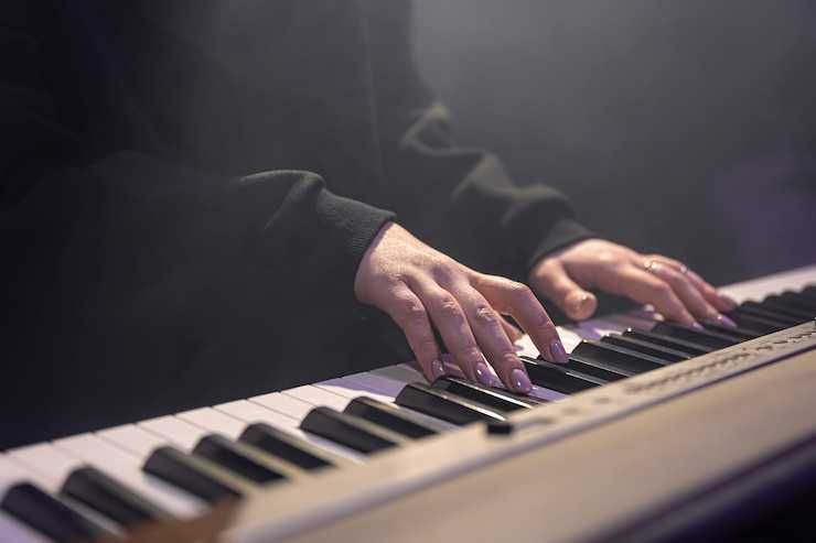 Mãos de uma mulher tocando teclado