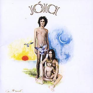 Capa do álbum Jóia, de Caetano Veloso, que ilustra o artista, sua então esposa e seu filho pelados ao ar livre