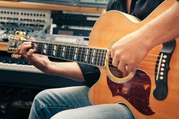 Músico canhoto tocando violão