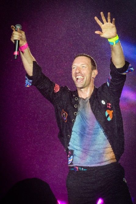 Chris Martin, vocalista do Coldplay, cantando empolgadamente no Rock in Rio