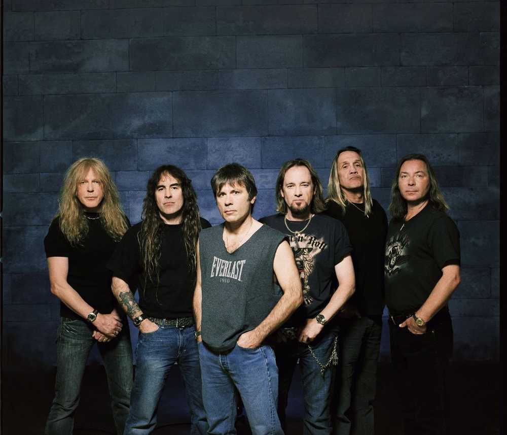 Integrantes do Iron Maiden posando alinhados para sessão de fotos