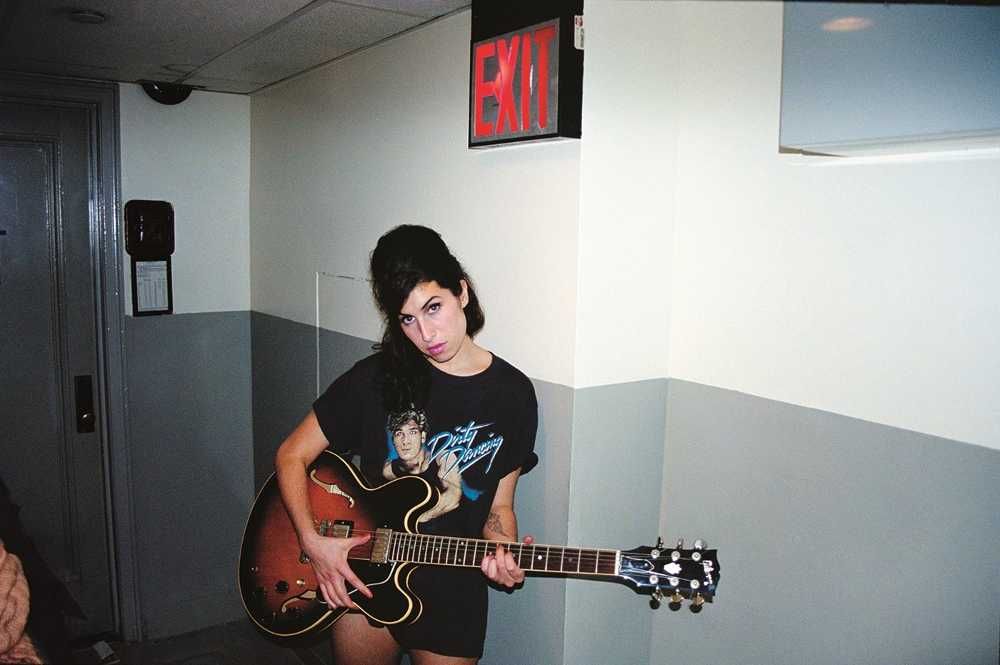 Amy Winehouse tocando guitarra