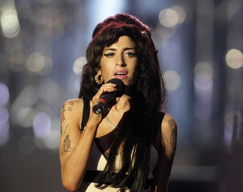 Amy Winehouse cantando em show