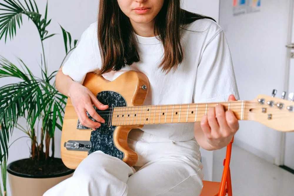 Mulher tocando guitarra