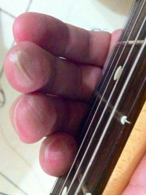Dedos de um violonista com calos