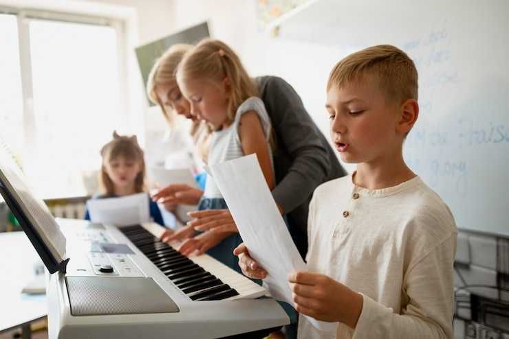 Crianças estudando música no piano
