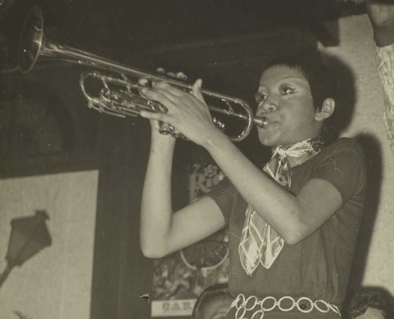 Alcione tocando trompete quando jovem