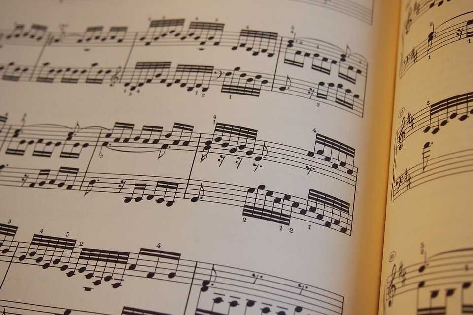 Páginas de uma apostila de partitura musical