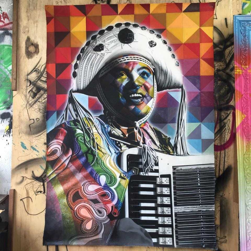 Pintura que ilustra de forma colorida Luiz Gonzaga tocando sanfona com seu icônico chapéu