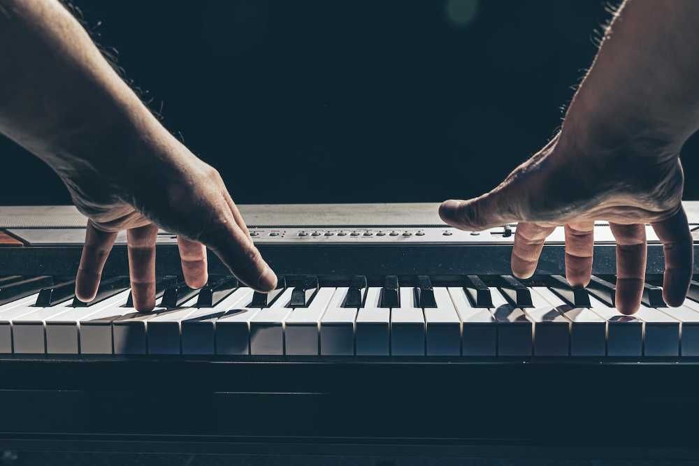 AULA de Piano Aula de Teclado: PRIMEIRA MÚSICA com 2 MÃOS em