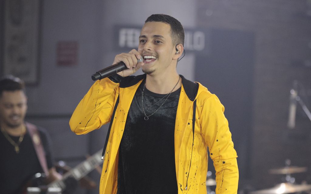 Felipe Grilo, um dos cantores sertanejos  durante gravação de DVD 