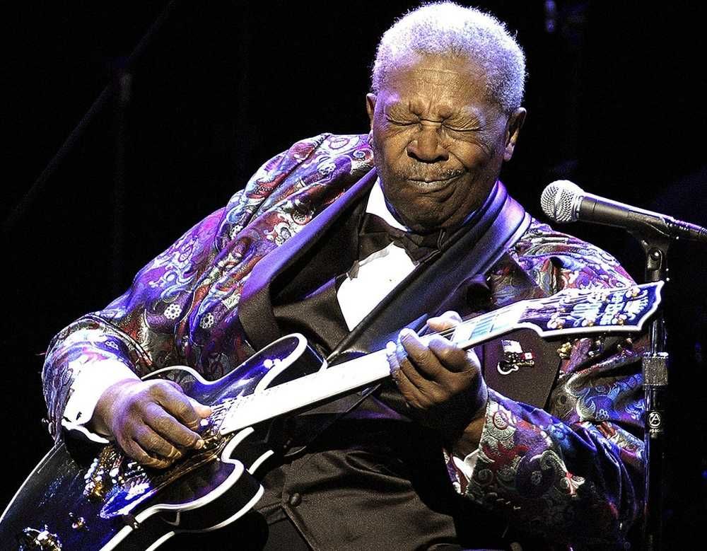 B. B. King tocando solando na guitarra