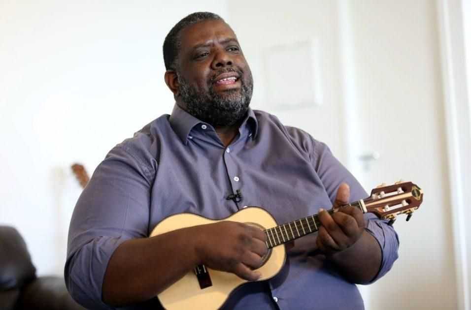 Péricles tocando cavaquinho e cantando