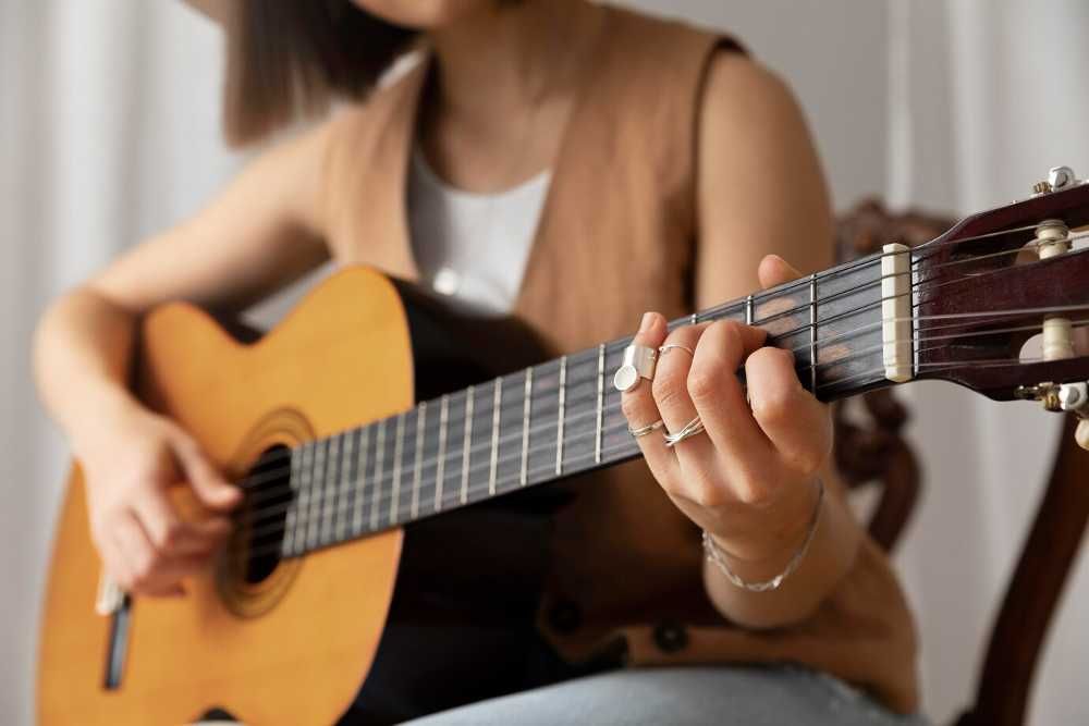 Aluna de violão tocando músicas com cifras simplificadas