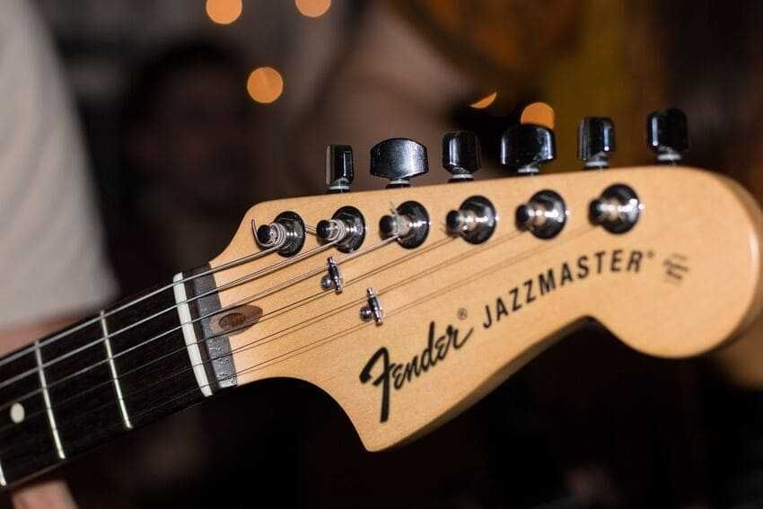 Mão, ou headstock, de uma guitarra Fender Jazzmaster