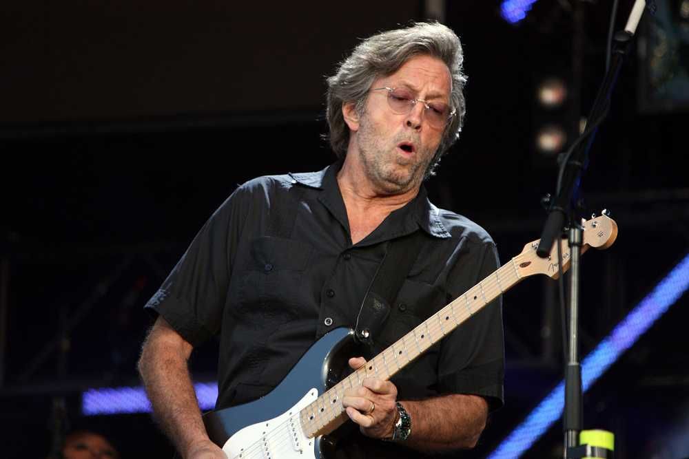 Eric Clapton solando na guitarra em show