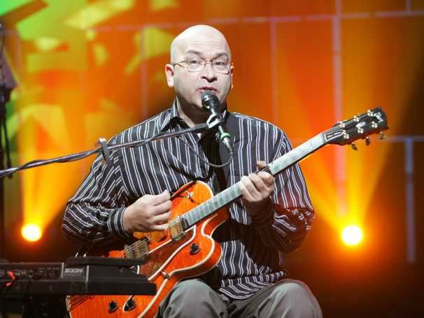 Herbert Vianna tocando guitarra e cantando em show do Paralamas do Sucesso