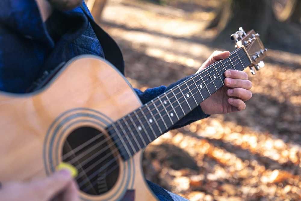 Músico tocando violão ao ar livre