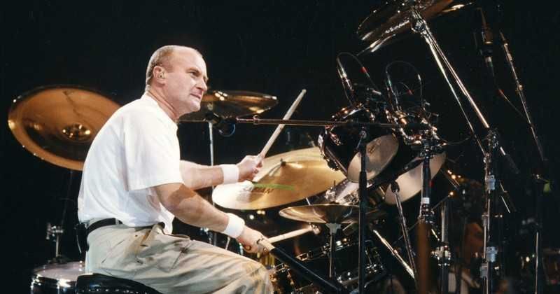 Phil Collins tocando bateria em show