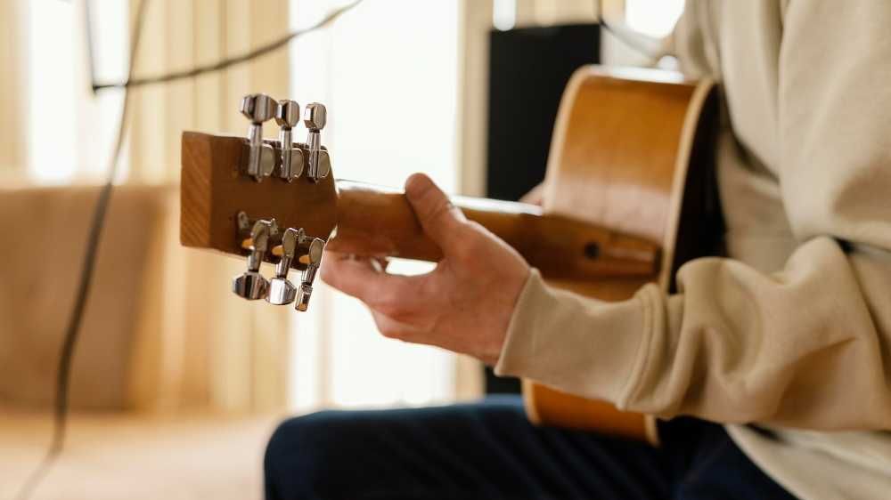 Músico tocando violão em igreja