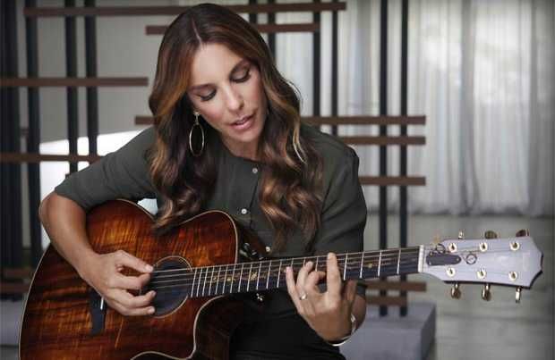 Ivete Sangalo tocando violão e cantando