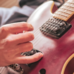 corpo de guitarra sendo tocar por uma pessoa - o que é shred guitar