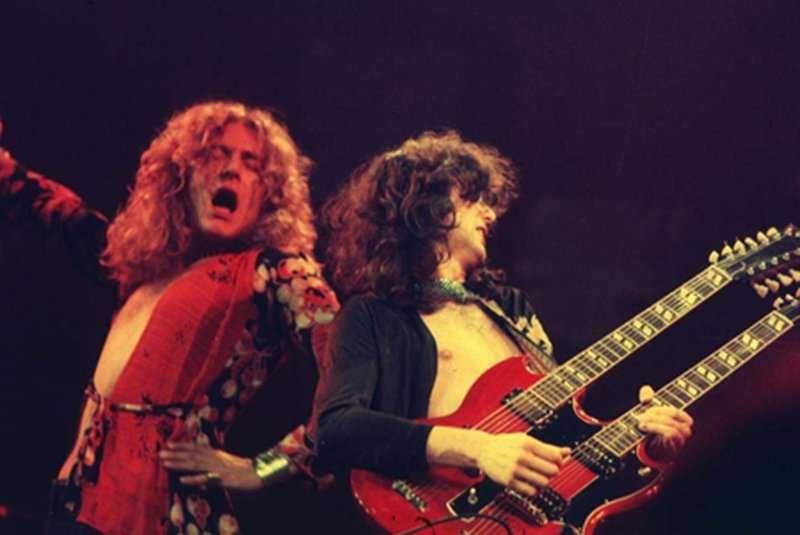 Robert Plant cantando e Jimmy Page tocando guitarra em show do Led Zeppelin