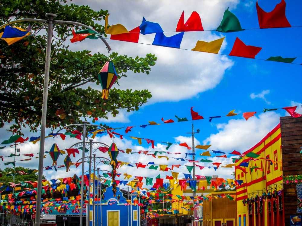 Lugar a céu aberto decorado com enfeites temáticos de Festa Junina