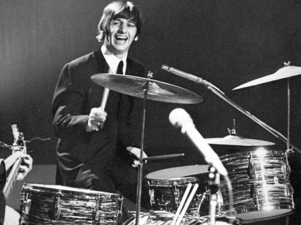 Ringo Starr tocando bateria em show dos Beatles
