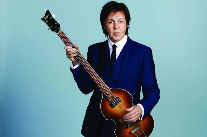 Paul McCartney segurando o seu famoso baixo Hofner